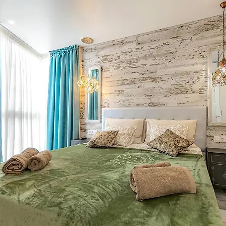Luxury Two-bedroom Four Seasons Daire